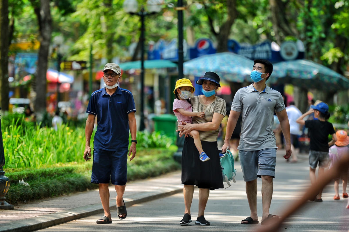 Dù thời tiết nắng nóng, nhiều cha mẹ vẫn đưa con em đi chơi nhân ngày Quốc tế Thiếu nhi.