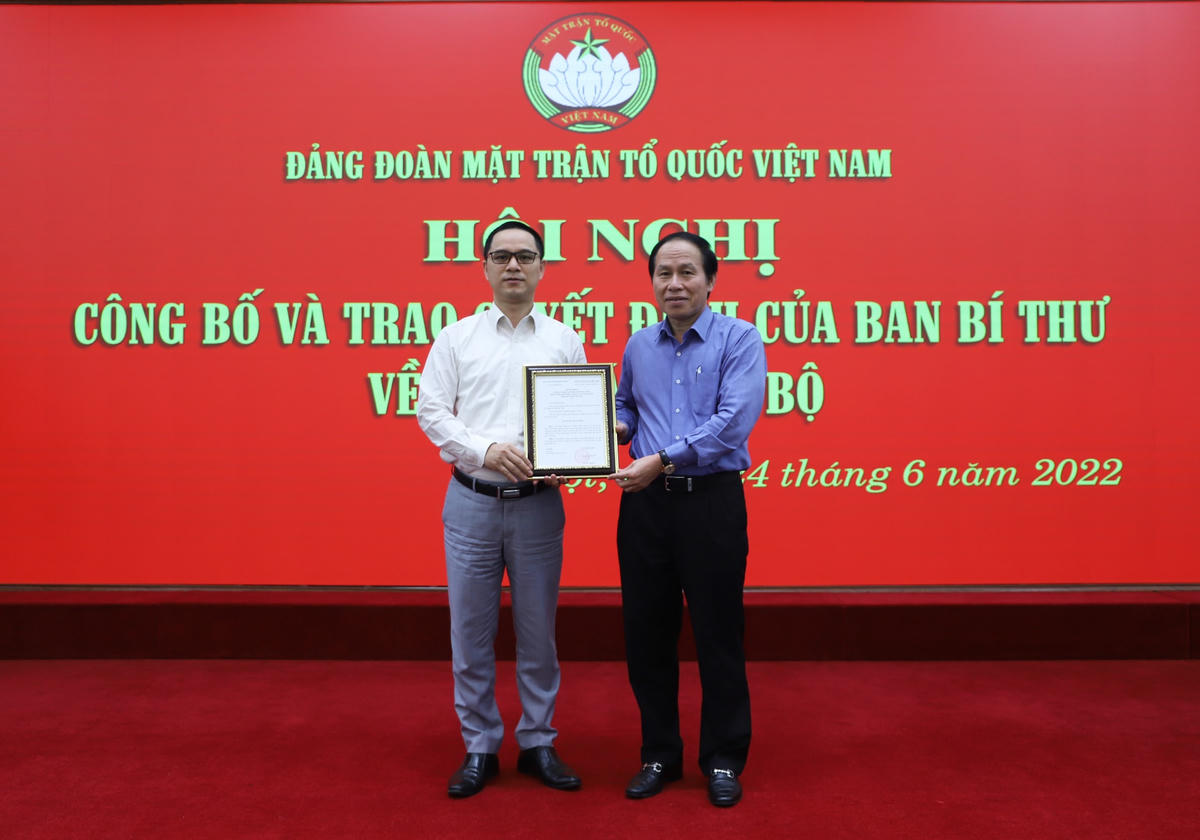 Đảng đoàn MTTQ Việt Nam trao quyết định của Ban Bí thư về công tác cán bộ