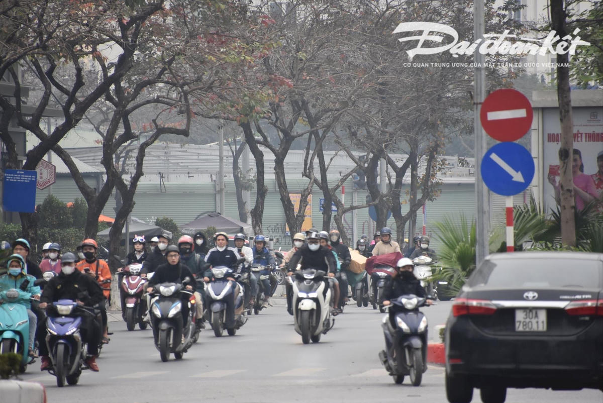 Bầu trời Hà Nội chìm trong lớp bụi mịn những ngày gần đây.