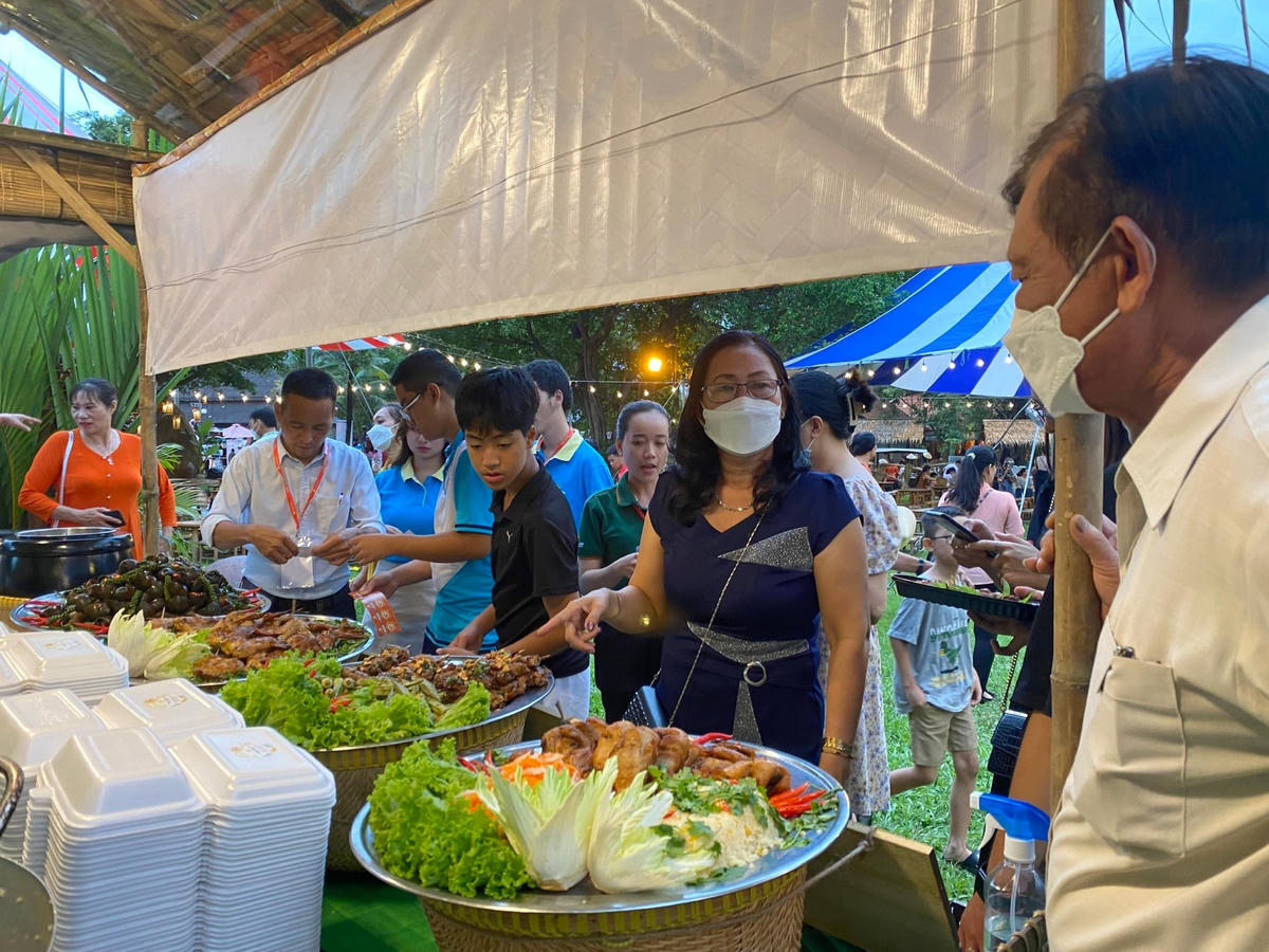 Thực khách chọn lựa các món ăn truyền thống.