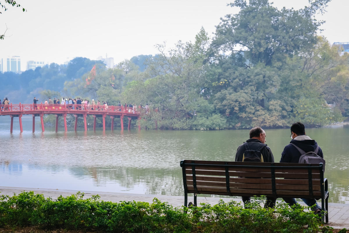 Cầu Thê Húc - Hồ Gươm.