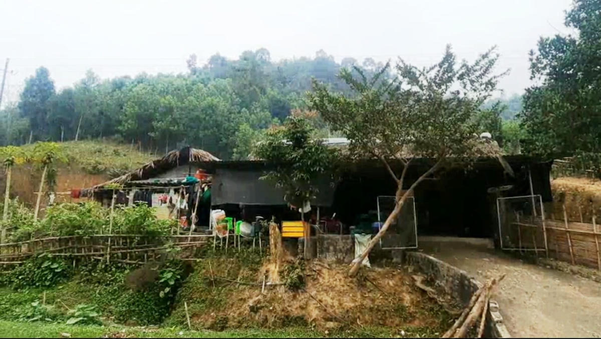 Đời sống của 53 hộ dân trong vùng bán ngập nước lòng hồ thủy điện Cửa Đạt rất khó khăn.