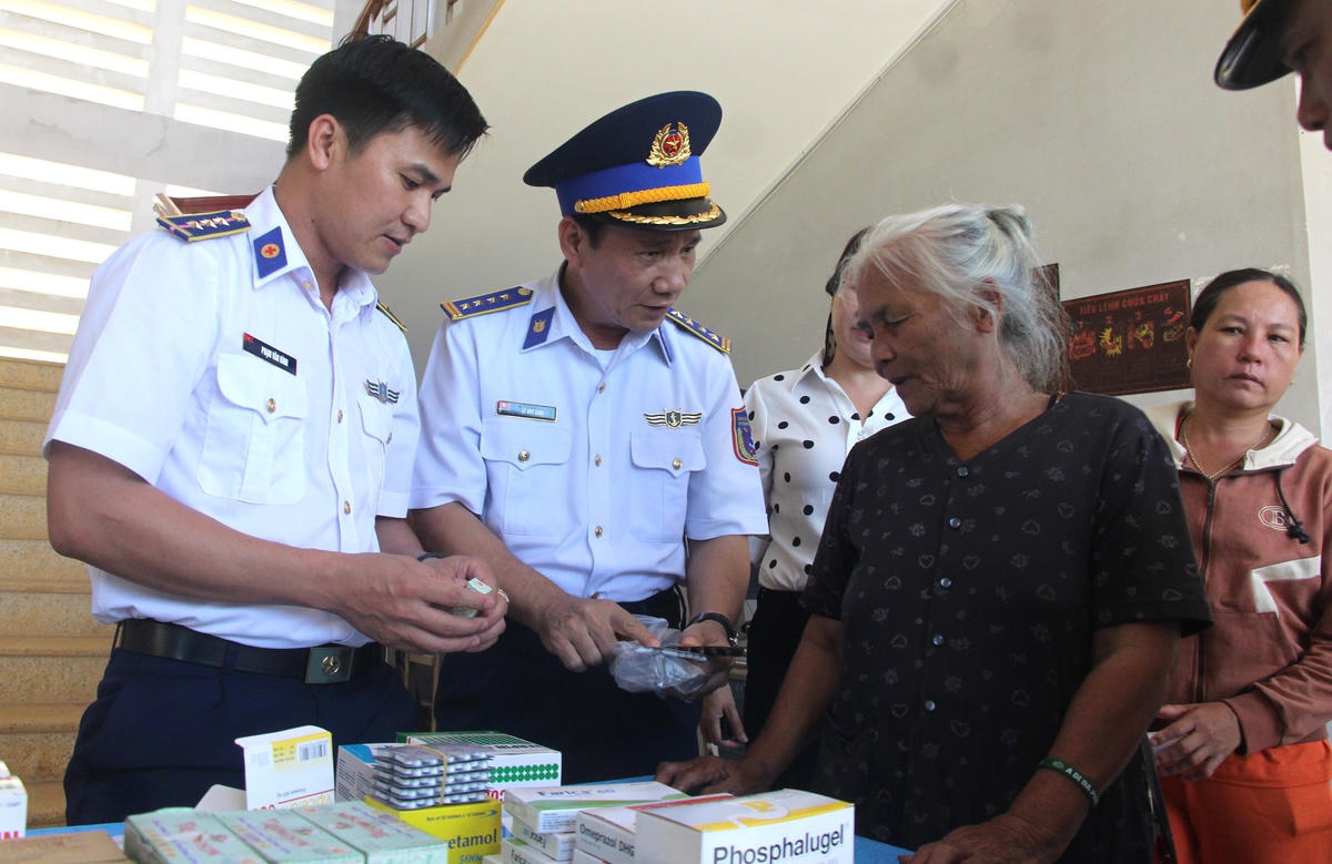 BTL Vùng CSB 2 hướng dẫn người dân đảo Lý Sơn sử dụng thuốc.