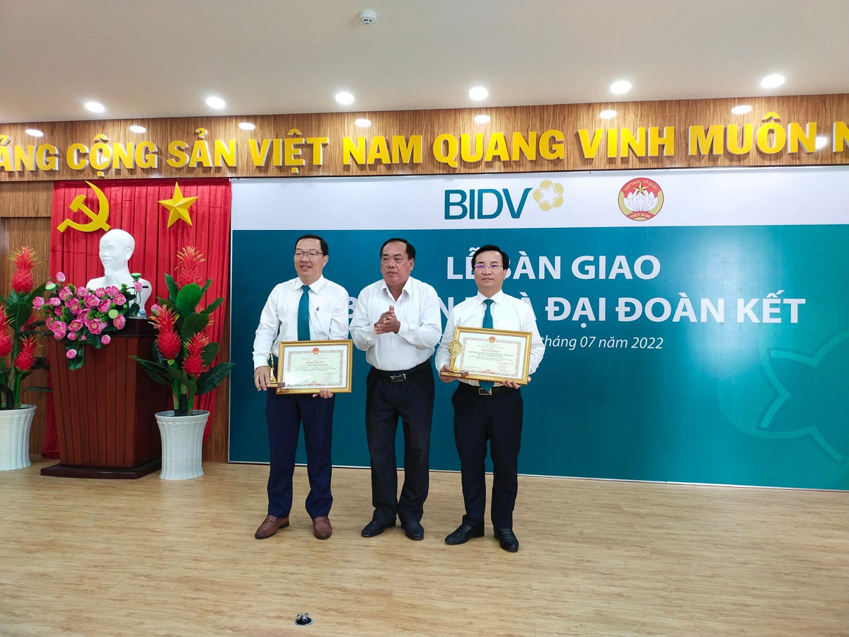 Phó Chủ tịch Ủy ban MTTQ Việt Nam tỉnh Cà Mau Phan Mộng Thành trao Bằng khen cho các cá nhân, tập thể chi nhanh BIDV Cà Mau.