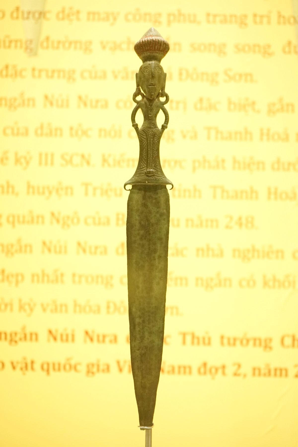 Theo tài liệu tại Bảo tàng tỉnh Thanh Hoá thì kiếm ngắn núi Nưa là bảo vật rất độc đáo, được đúc bằng đồng dài 46,5 cm, rộng 5 cm, cán dài 18 cm, nặng 620 gr.