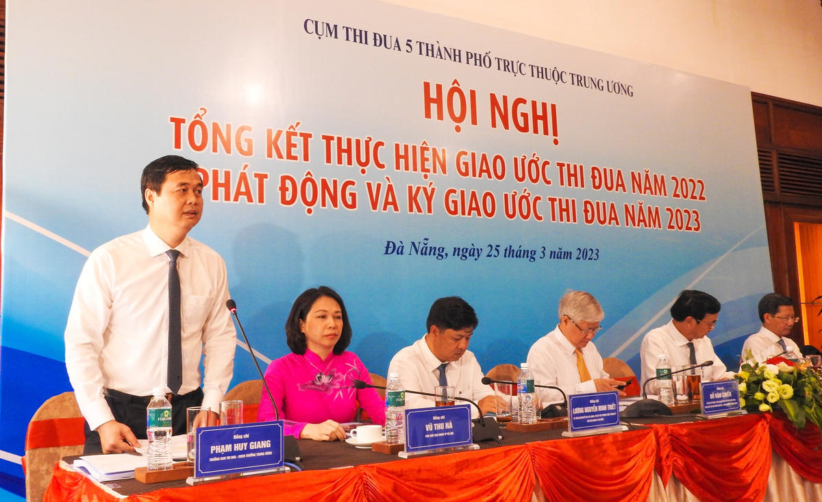 Trưởng Ban Thi đua - Khen thưởng Trung ương, Ủy viên Thường trực Hội đồng Thi đua - Khen thưởng Trung ương Phạm Huy Giang phát biểu tại Hội nghị. Ảnh: Thanh Tùng.