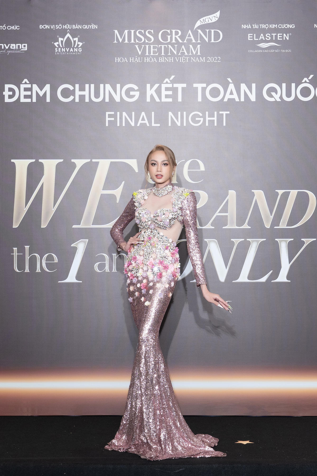 Lương Mỹ Kỳ xuất hiện lộng lẫy trên thảm đỏ. Người đẹp cho biết cô kỳ vọng Quỳnh Châu sẽ giành chiến thắng tại cuộc thi.