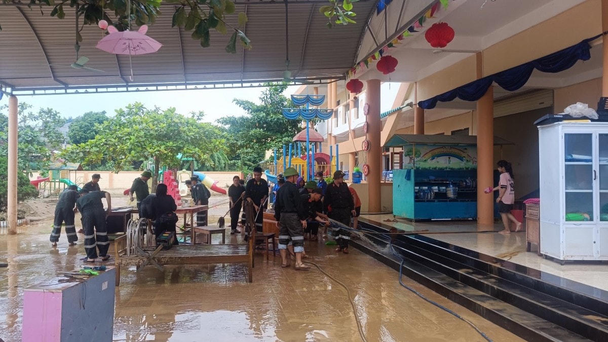 Huy động nhân lực dọn dẹp trường lớp, để sớm đón học sinh quay lại học.