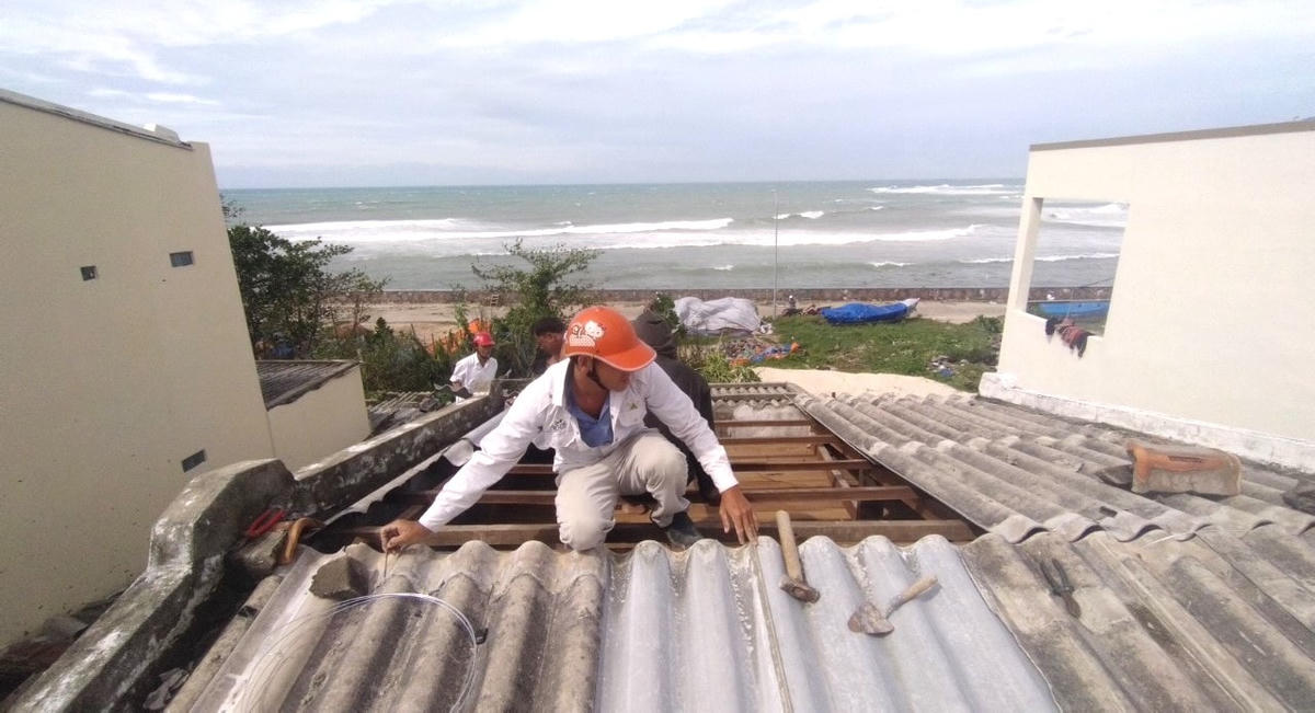 Người dân Lý Sơn kiểm tra nhà cửa bị tốc mái.