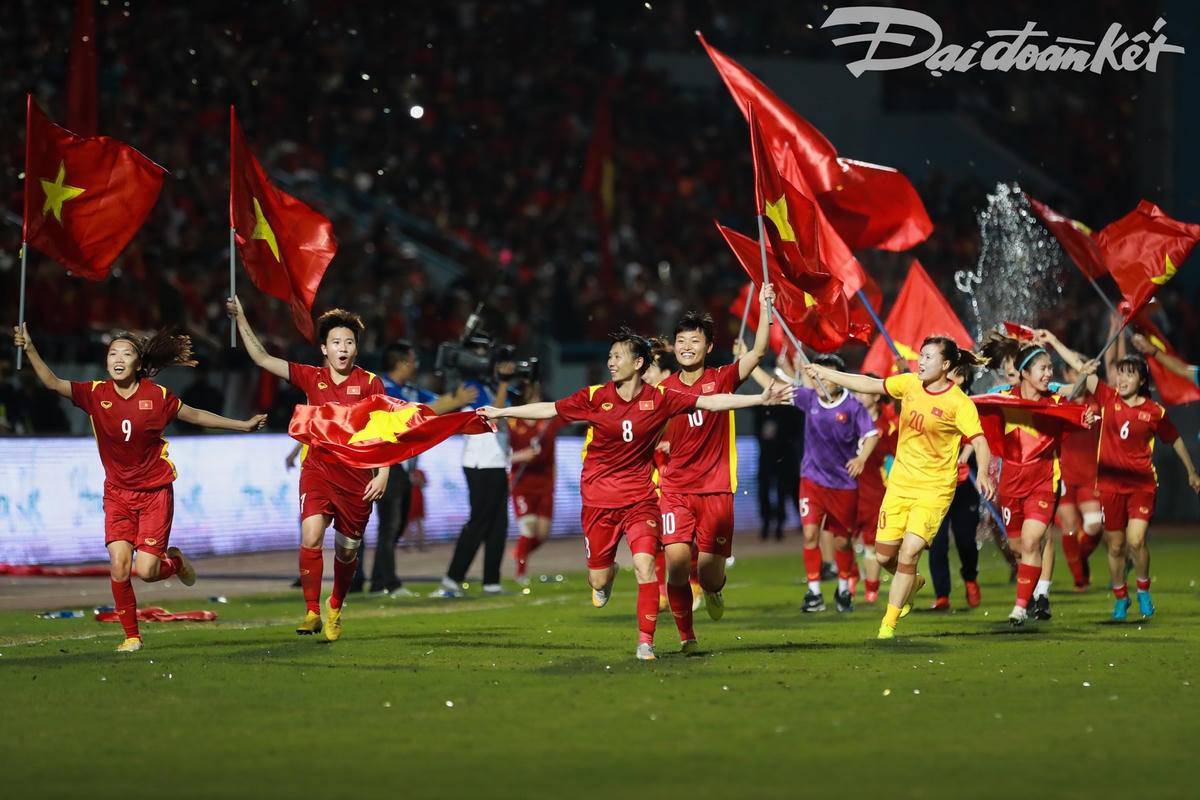 [ẢNH] Các nữ tuyển thủ tự hào nhận Huy chương Vàng SEA Games 31