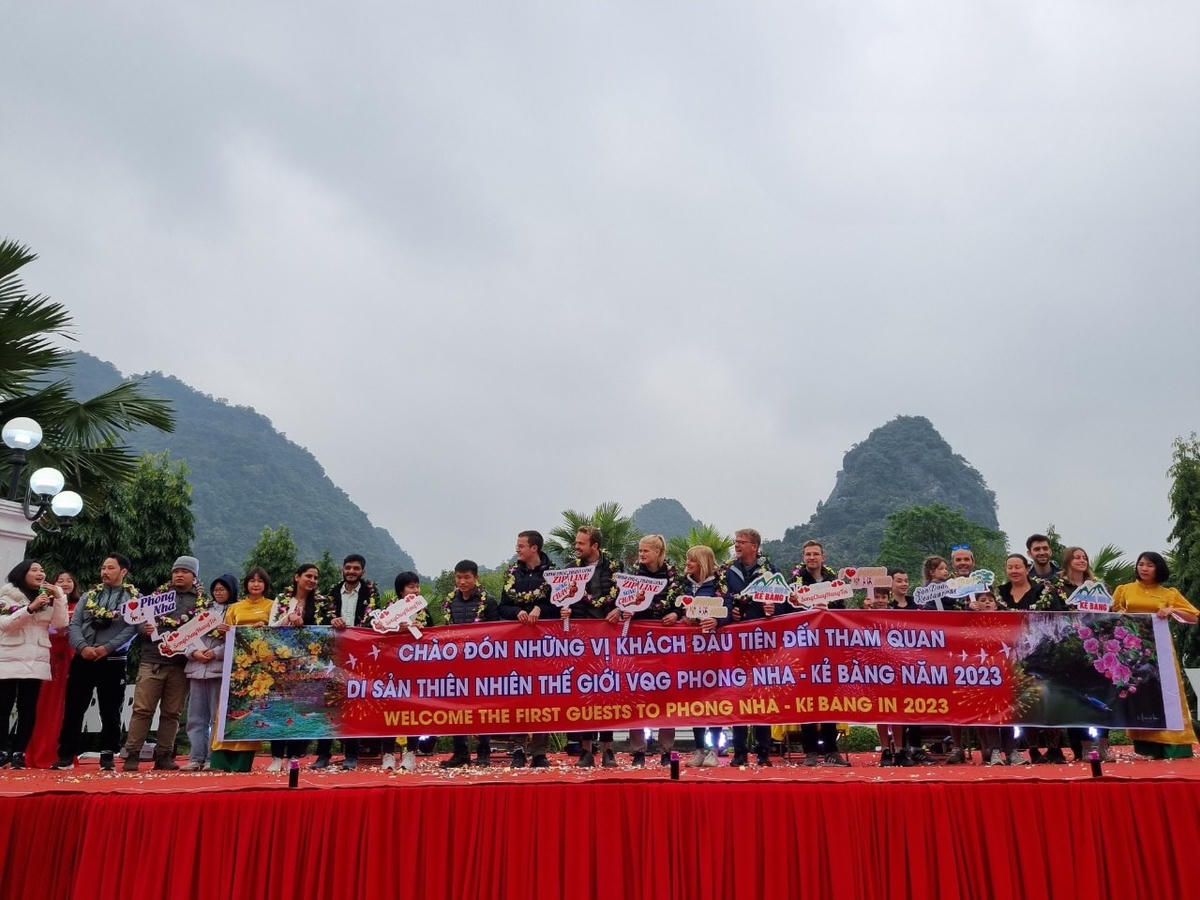 Trong ngày đầu tiên của năm mới 2023, Ban Quản lý Vườn Quốc gia (VQG) Phong Nha – Kẻ Bàng tổ chức đón, tặng hoa chào mừng cũng như lì xì 45 vị khách đầu tiên đến xông đất Di sản Thiên nhiên thế giới.