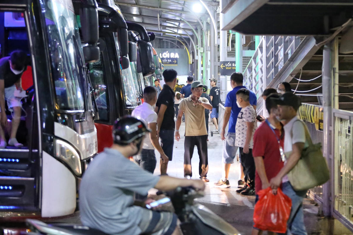 Càng về đêm lượng hành khách tới bến xe Nước Ngầm ngày càng đông.