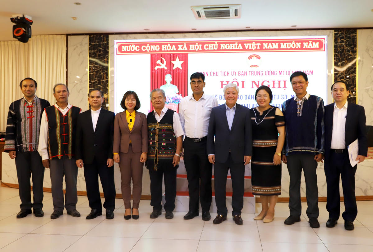 Chủ tịch Đỗ Văn Chiến chụp ảnh lưu niệm cùng các đại biểu tham dự Hội nghị. 