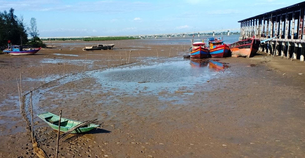 Cảng cá Xuân Hội (huyện Nghi Xuân, Hà Tĩnh) đã bị bùn, cát lấp 3/4 cầu cảng.