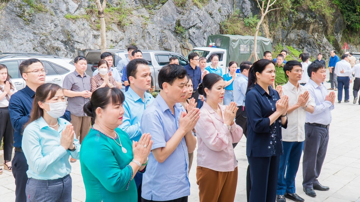 Các đại biểu  bày tỏ lòng thành kính trước các anh hùng liệt sĩ đã anh dũng chiến đấu, hy sinh vì nền độc lập tự do cho dân tộc.