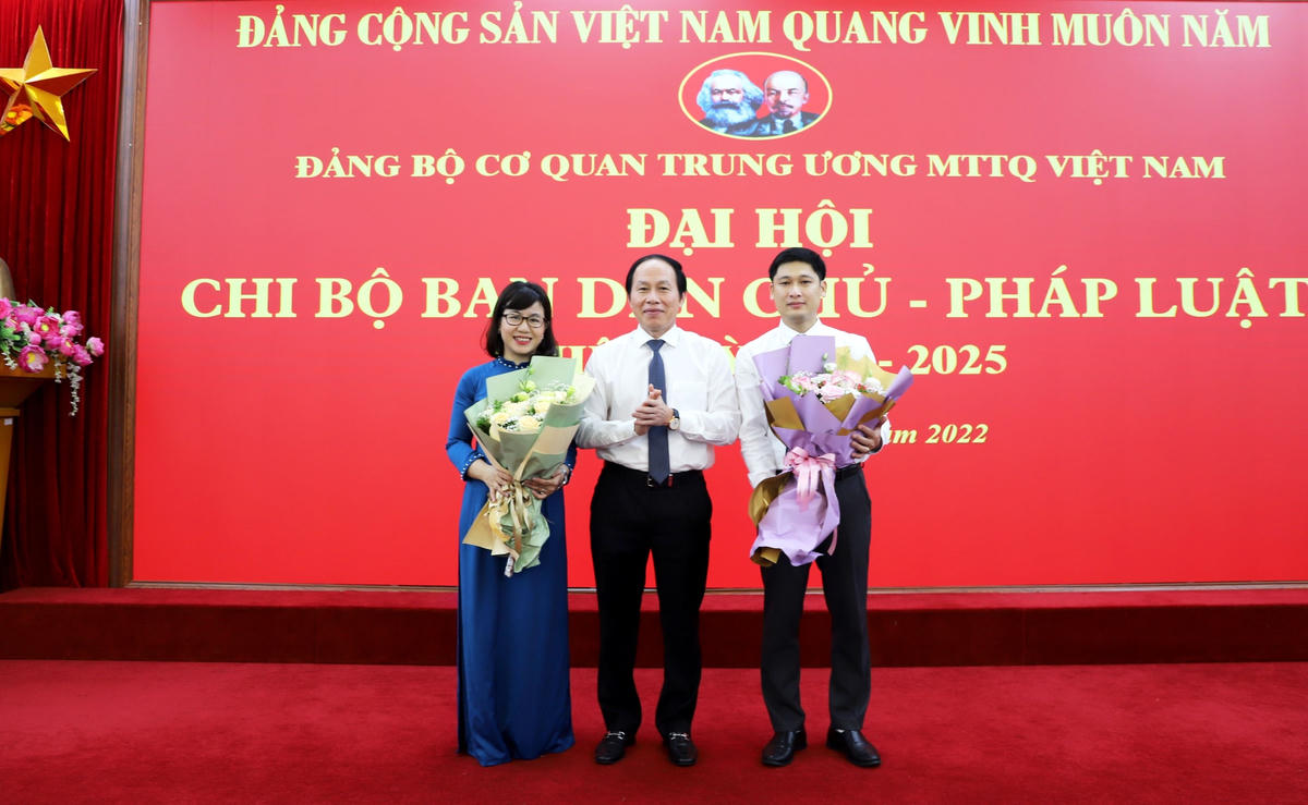 Phó Chủ tịch – Tổng Thư ký Lê Tiến Châu tặng hoa chúc mừng Chi ủy Chi bộ Ban Dân chủ - Pháp luật, nhiệm kỳ 2022 – 2025. 