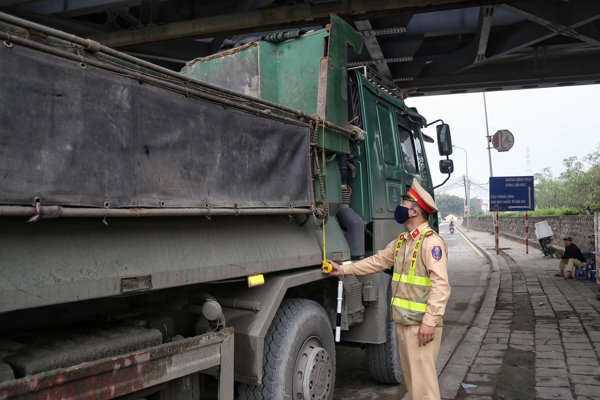 Ngay sau khi lập chốt, lực lượng chức năng tiến hành dừng xe mang BKS 29H-734.XX để kiểm tra kích thước thành thùng. Qua công tác kiểm tra thành thùng xe đúng với quy định. Tuy nhiên, chủ xe đã tự ý lắp đặt thêm hai bạt cánh vào hai bên thành thùng là không đúng quy định.