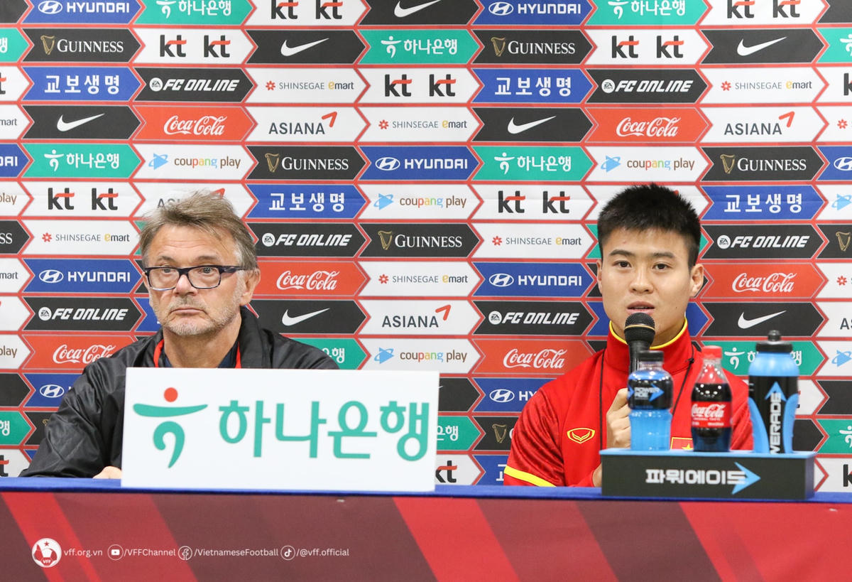 HLV Philippe Troussier và hậu vệ Đỗ Duy Mạnh. Ảnh: VFF.