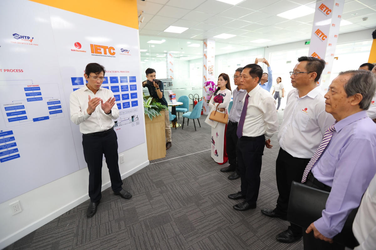 Trong khuôn khổ lễ ký kết, các đại biểu thăm quan phát triển công nghiệp điện tử và vi mạch bán dẫn tại Khu Công nghệ cao TP HCM.