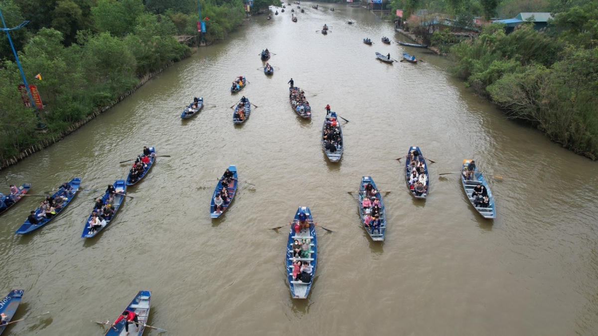 Dòng suối Yến đông đúc thuyền đò.