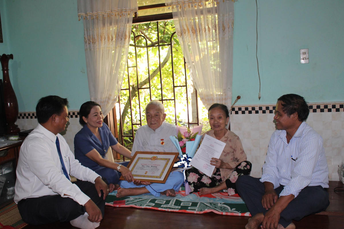 Bà Nguyễn Thị Phong Vũ, Chủ tịch Ủy ban MTTQ Việt Nam tỉnh Bình Định trao Huy hiệu 75 năm tuổi Đảng cho ông Bùi Văn Hường,  thị trấn Vĩnh Thạnh.