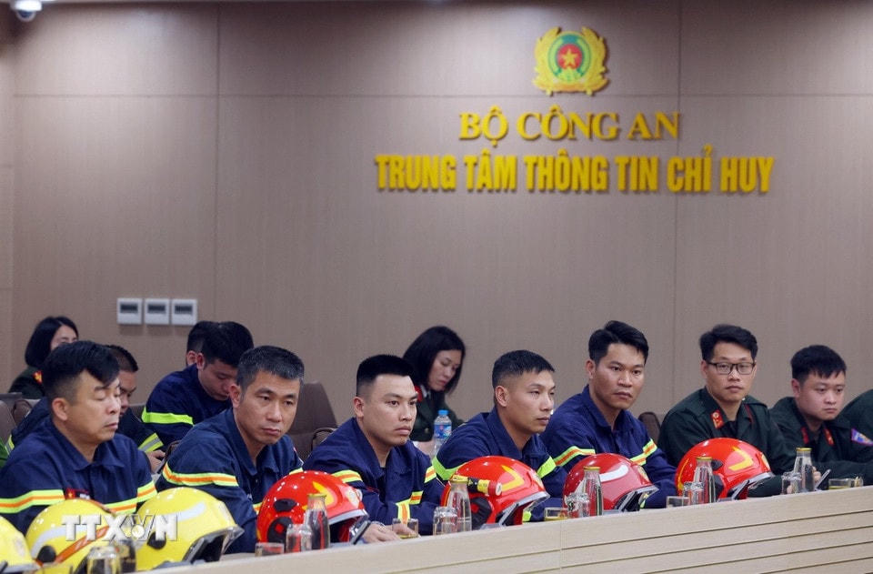 Cán bộ, chiến sỹ Phòng cháy chữa cháy và Cứu nạn cứu hộ Việt Nam thực hiện nhiệm vụ tại Myanmar. (Ảnh: Phạm Kiên/TTXVN)