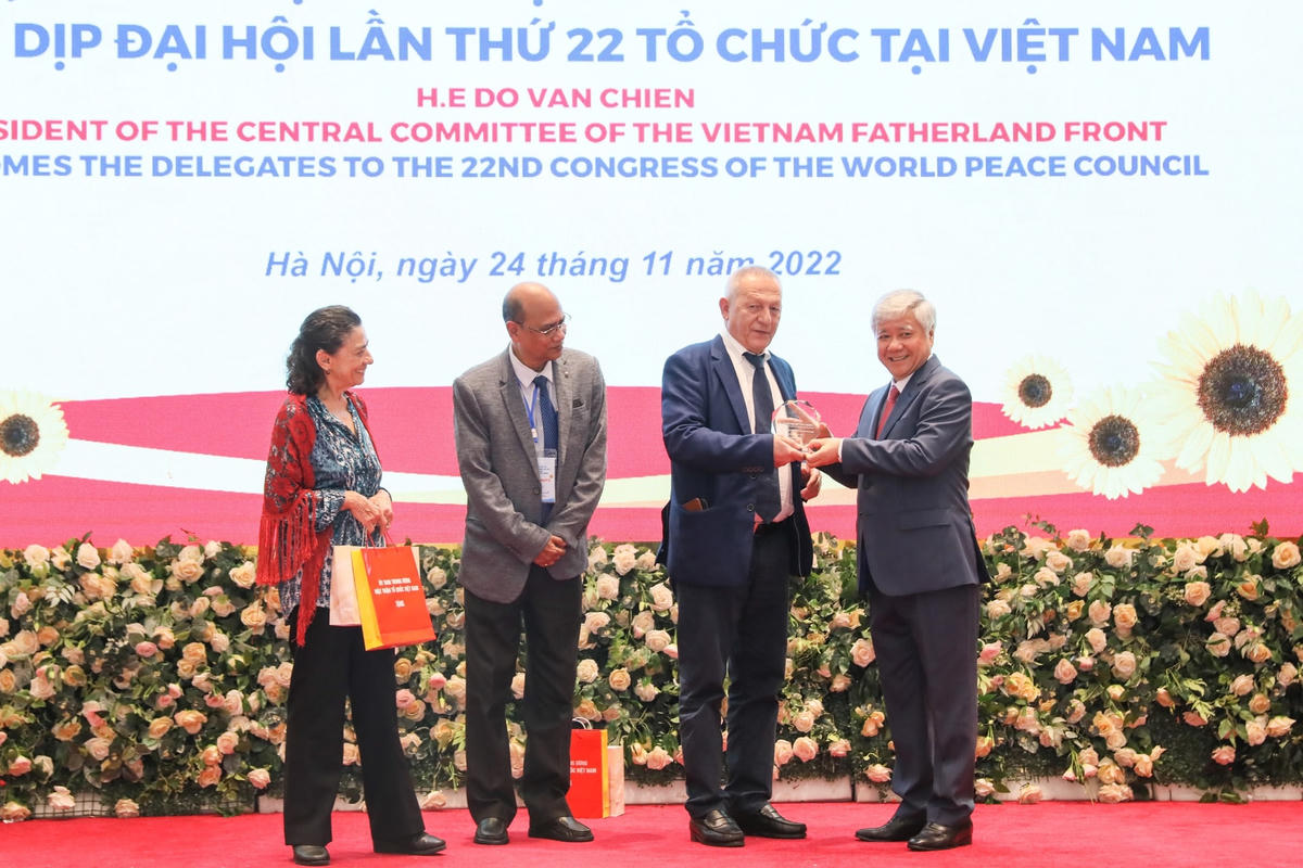 Cùng phấn đấu cho một thế giới hòa bình, nhân loại có cuộc sống ấm no, hạnh phúc