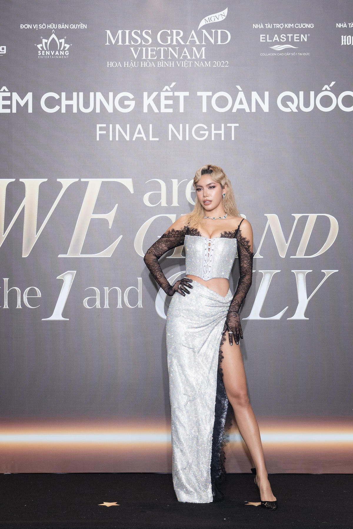 Siêu mẫu Minh Tú với mái tóc "độc lạ" xuất hiện trên thảm đỏ đêm chung kết, năm nay, cô là một trong những ban giám khảo của cuộc thi.