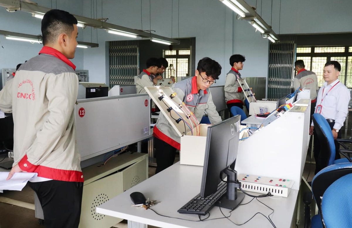 Nhiều thí sinh không chọn con đường vào đại học, mà chọn học nghề. Ảnh: TL.