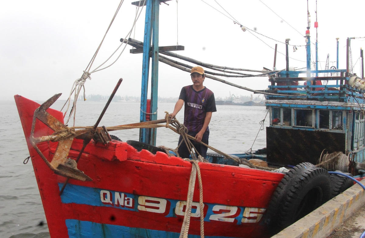 Nhổ neo chuẩn bị cho thuyền ra khơi.