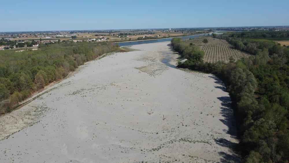 Đáy sông khô cạn của sông Po ở Sermide, Italy. Ảnh: AP.