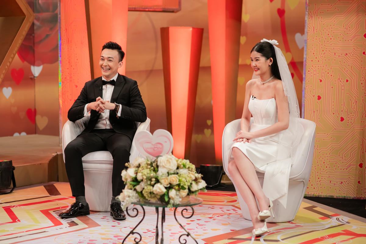 Lê Âu Ngân Anh cùng ông xã điển trai tại chương trình "Vợ chồng son".