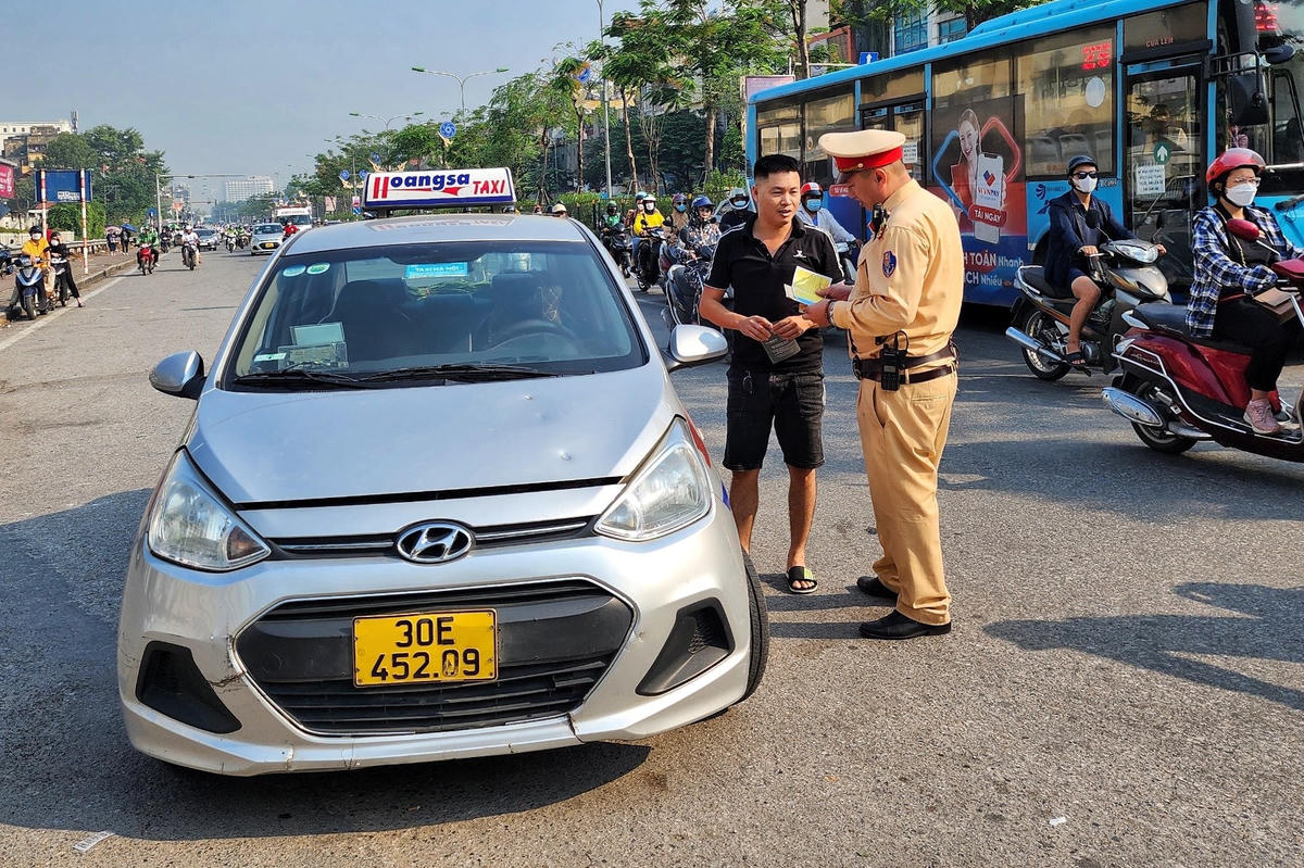 Do đó, để chấm dứt tình trạng xe taxi ngang nhiên dừng đỗ đón trả khách trước cổng Bệnh viện Bạch Mai, tổ công tác Đội CSGT đường bộ số 4 (Phòng CSGT Công an TP Hà Nội) tiếp tục tiến hành tuần tra, kiểm soát xử lý chuyên đề đối với ôtô vi phạm dừng, đỗ tại khu vực này.