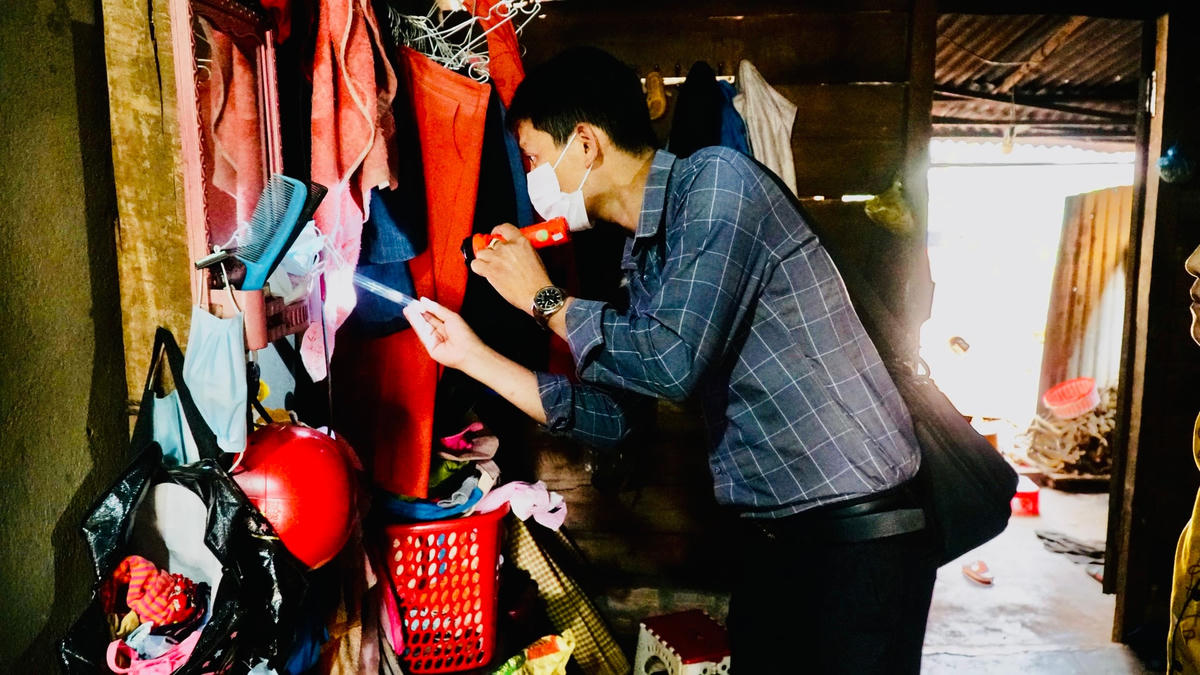Cán bộ Trung tâm Kiểm soát bệnh tật tỉnh Đắk Lắk điều tra véc tơ ngay khi phát hiện các ổ dịch.