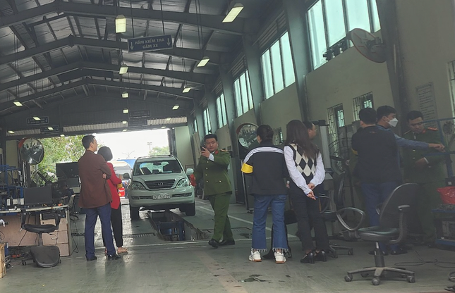 Cảnh sát khám xét tại Trung tâm Đăng kiểm Mỹ Đình.