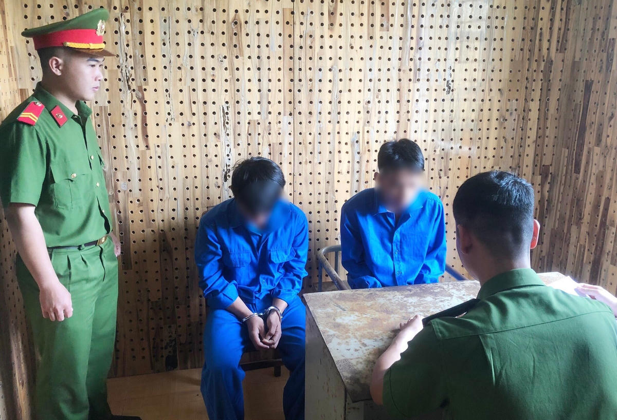 Lực lượng Công an đang lấy lời khai đối tượng.