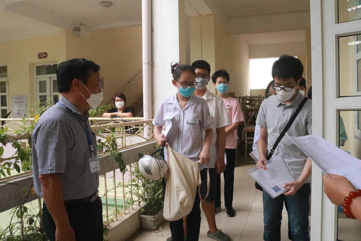 Theo ông Trung, tất cả cán bộ coi thi đã chuẩn bị sẵn sàng sức khỏe, tinh thần, trách nhiệm cao nhất với phương châm tạo mọi điều kiện cho thí sinh vượt qua 2 ngày thi vào 10 THPT công lập. Ông Trung tin tưởng, với quyết tâm cao của cả hệ thống chính trị, ngành giáo dục và các lực lượng chức năng, kỳ thi sẽ diễn ra an toàn, thành công.