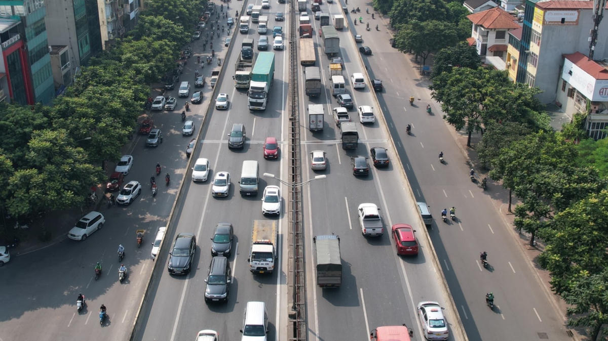Hàng dài phương tiện nối đuôi nhau đi vào làn dừng khẩn cấp trên tuyến đường vành đai 3 trên cao.