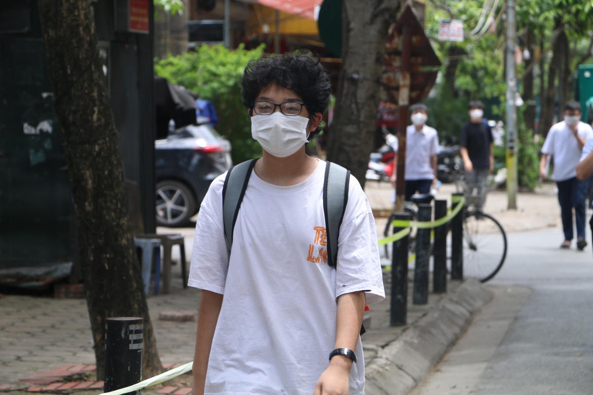 Thí sinh hoàn thành bài thi môn Ngoại ngữ tại điểm thi Trường THPT Cầu Giấy.