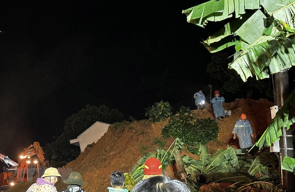 Khoảng 22h ngày 30/7, lực lượng chức năng đã tìm thấy 3 nạn nhân là các chiến sỹ cảnh sát giao thông bị vùi lấp khi đang làm nhiệm vụ tại Trạm cảnh sát giao thông đèo Bảo Lộc. (Ảnh: Nguyễn Dũng/TTXVN).