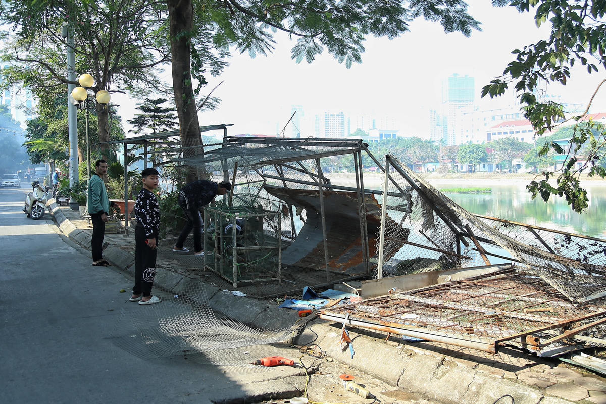 Trước đó, ngày 1/12, Ban Chỉ đạo 197 quận Hà Đông đã ra quân xử lý vi phạm lấn chiếm quanh hồ Đầm Khê. Đặc biệt, các hộ kinh doanh vi phạm đều ký vào cam kết hứa sẽ khắc phục lại hiện trạng, trả lại vỉa hè cho người dân đi lại.