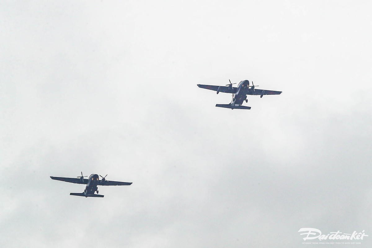Ngay sau biên đội 10 chiếc trực thăng là 2 chiếc CASA C-295, CASA C-212i bay qua Quảng trường.