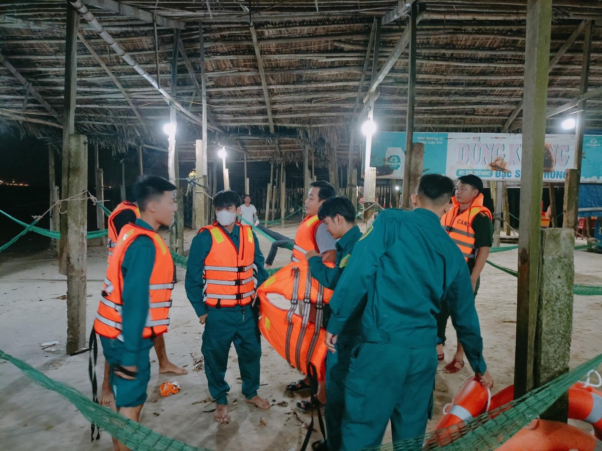 Lực lượng chức năng tổ chức tìm kiếm anh L. xuyên đêm.