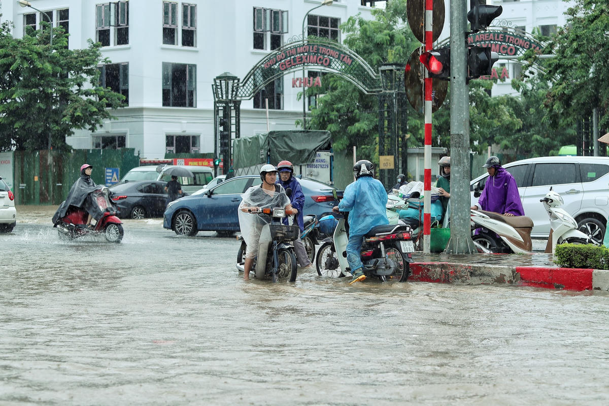 Hà Nội: Xe máy, ô tô chết máy nằm la liệt vì úng ngập
