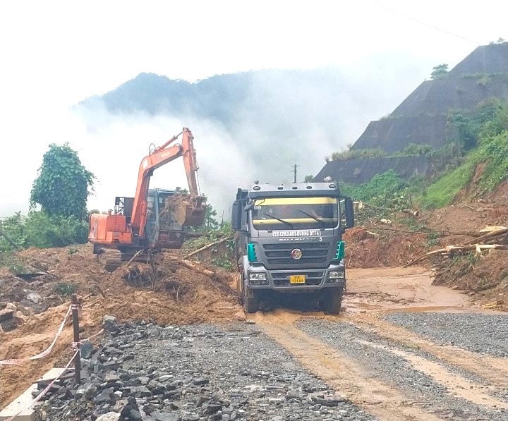 Huy động phương tiện khắc phục điểm sạt lở tại cầu Phước Sơn.