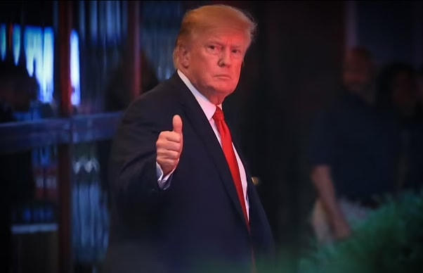 Cựu Tổng thống Trump rời New York sau khi nghe tin về cuộc khám xét. Ảnh: D.M..