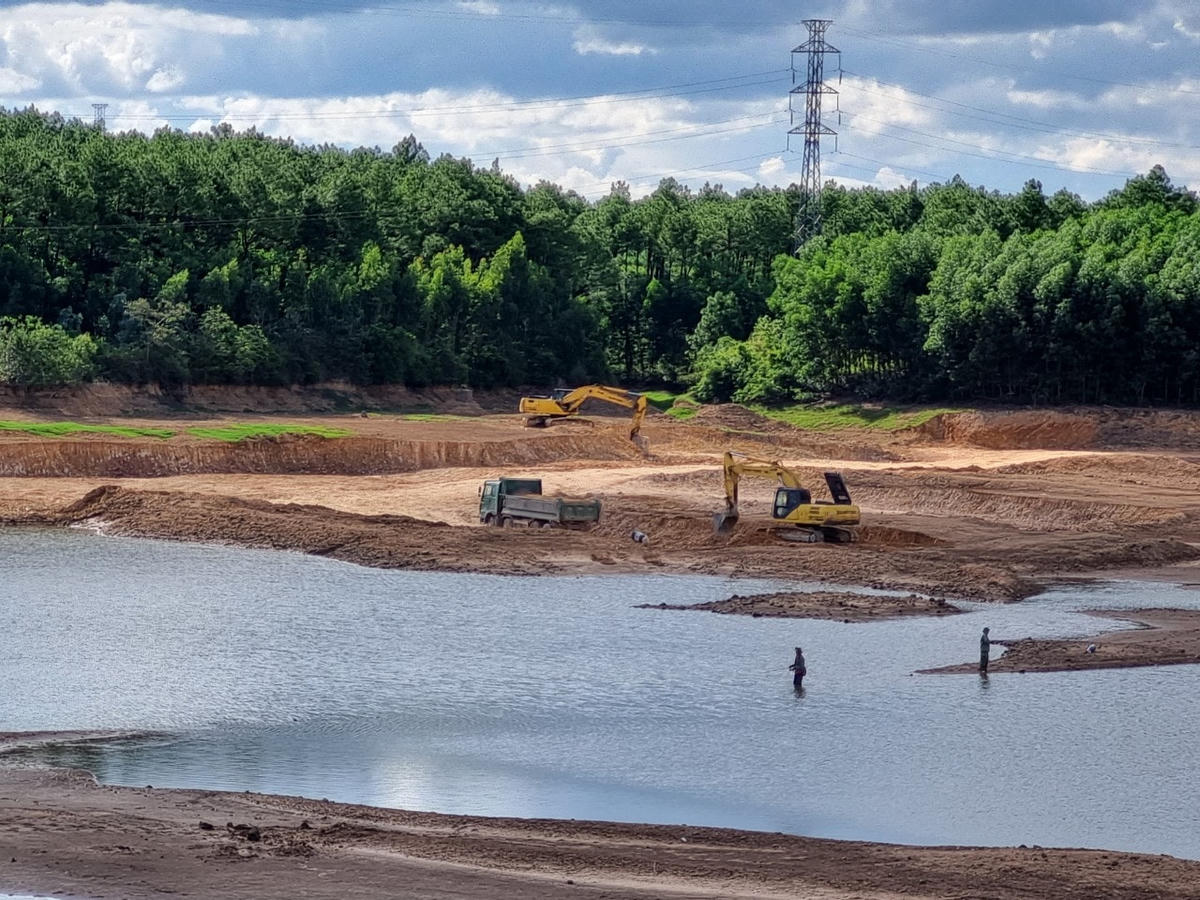 Dự án Nạo vét, cải tạo hồ chứa nước Điều Gà (xã Vĩnh Ninh, huyện Quảng Ninh, Quảng Bình) sôi động trong ngày nghỉ lễ Quốc khánh 2-9.