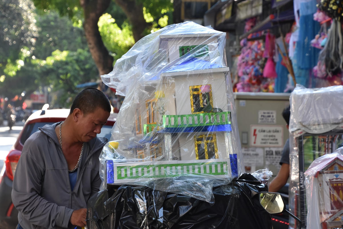 Những người đàn ông làm nghề vận chuyển hàng mã cũng tất bật trong những ngày này.