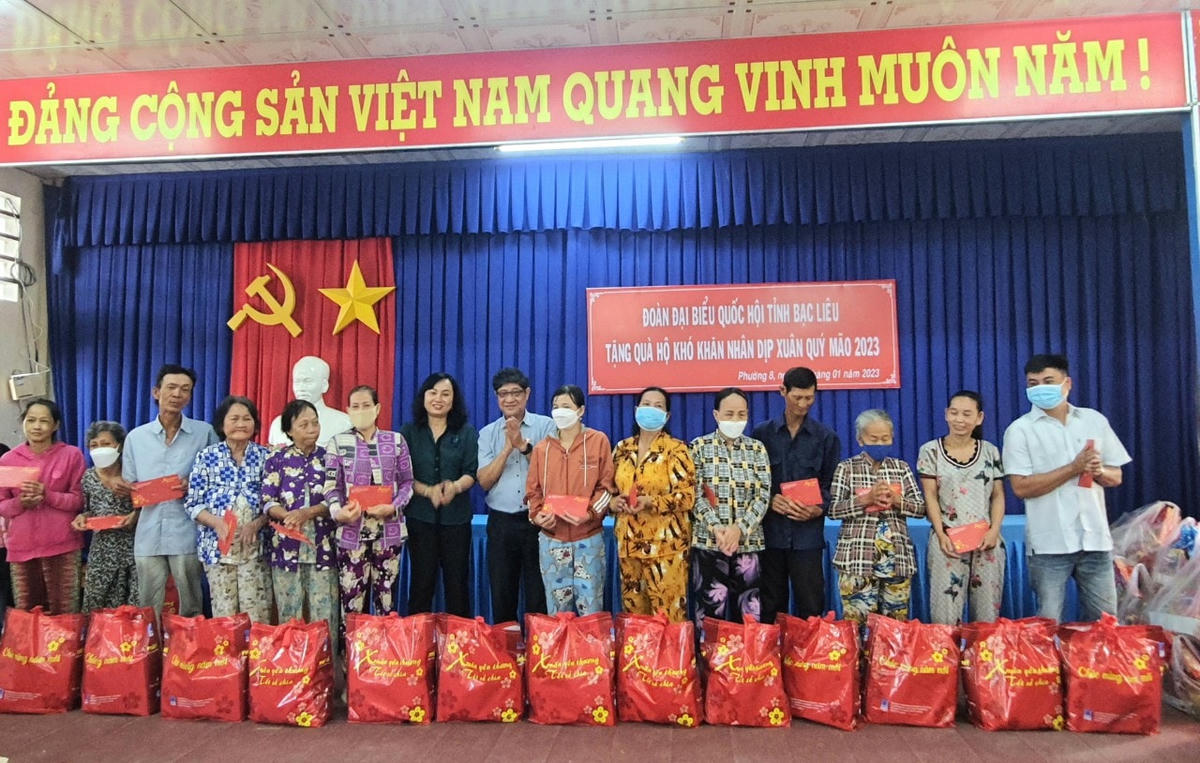 Bà con vui mừng trước sự quan tâm của chính quyền địa phương.