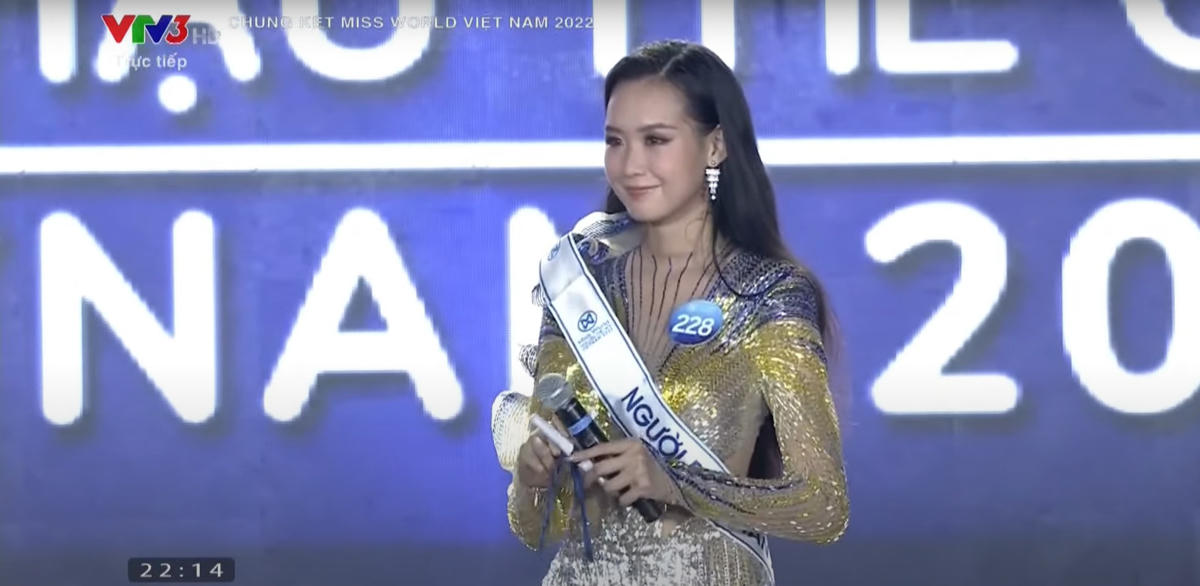 Bảo Ngọc thi ứng xử. 